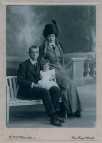 Elisa Cornelis Unico (Eddy) Hartman (1882-1956) en zijn vrouw Anna Catharina Adriana MG (1884-1976) en ws hun oudste dochter Suzanne Adriënne Elise Wilhelmine (1909-onbekend).